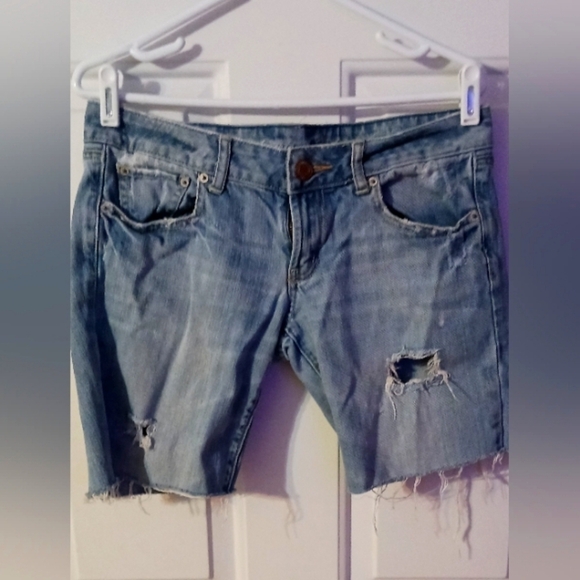 American Eagle Distressed Denim Shorts/Sz 6 - Picture 1 of 5